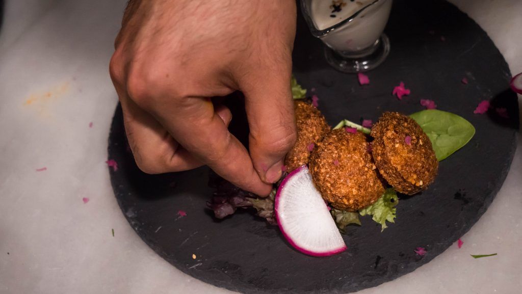 comer falafel en Sevilla